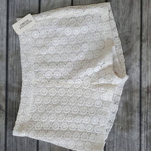 NWT Forever 21 Lined Cream Crochet Shorts Sz Large - Picture 1 of 6